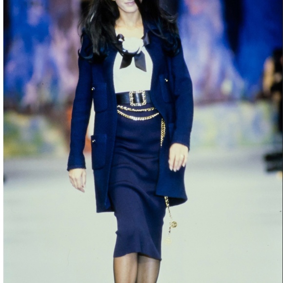 CHANEL BLACK LEATHER GOLD MEDALLION CHARM LONG CHAIN DROP BELT 1992 (SIZE 65/26) - Picture 8 of 10